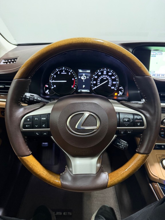 2016 Lexus ES Image 16