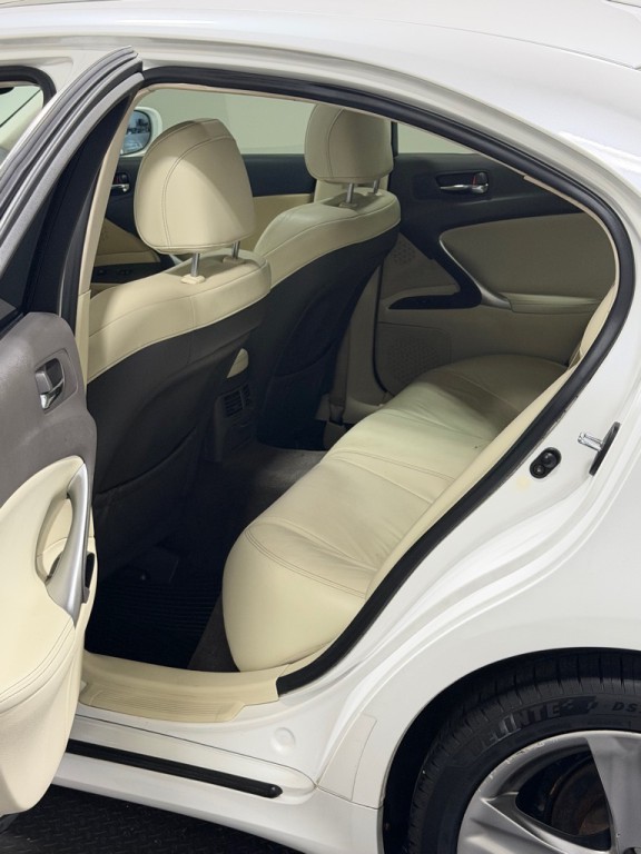 2013 Lexus IS Image 9