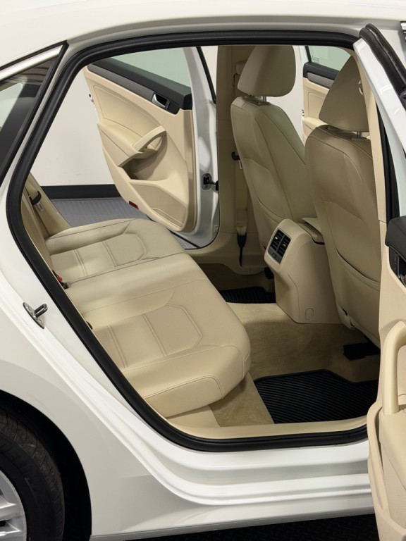2014 Volkswagen Passat Image 8