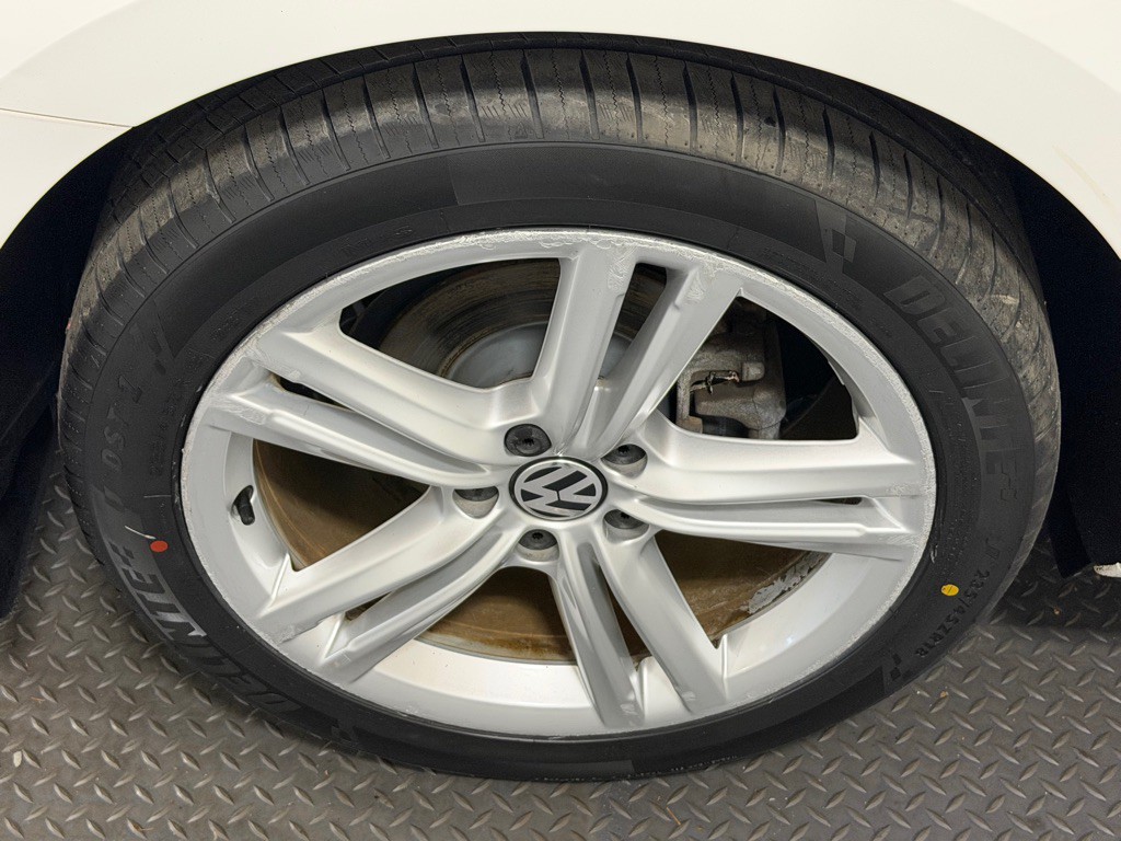 2014 Volkswagen Passat Image 17