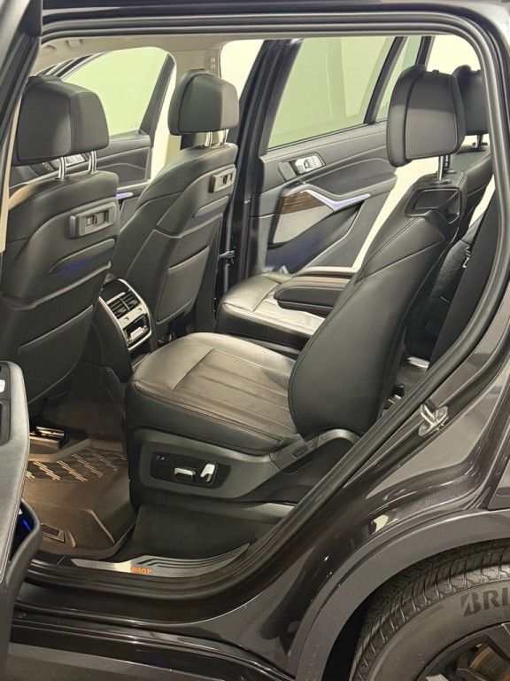 2020 BMW X7 Image 9
