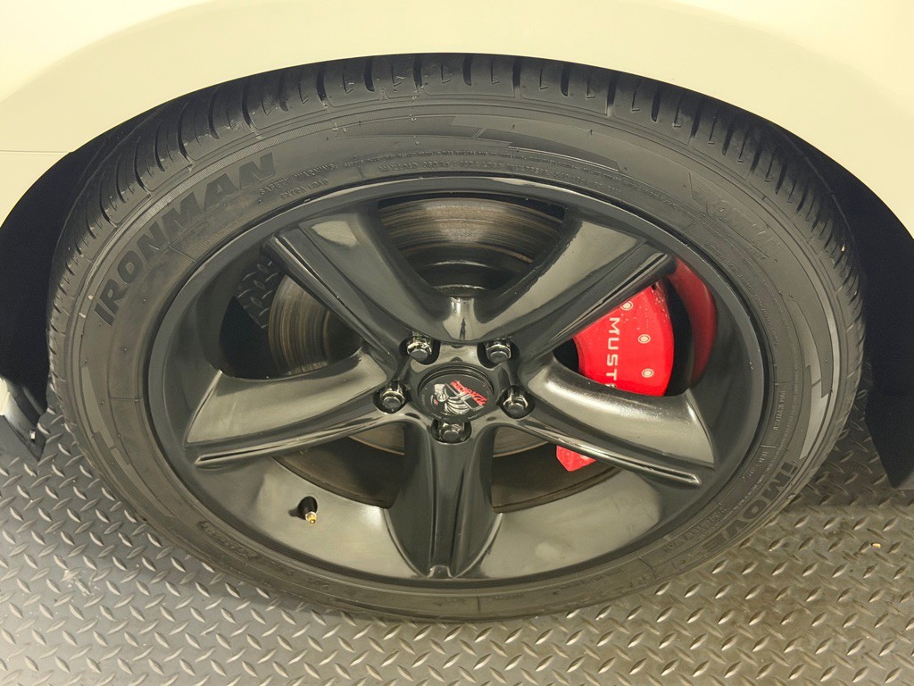 2011 Ford Mustang Image 18