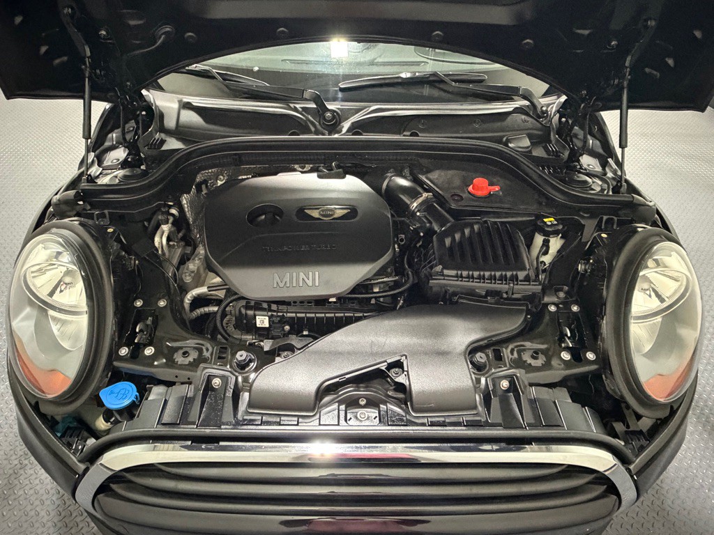 2016 MINI Cooper Image 16