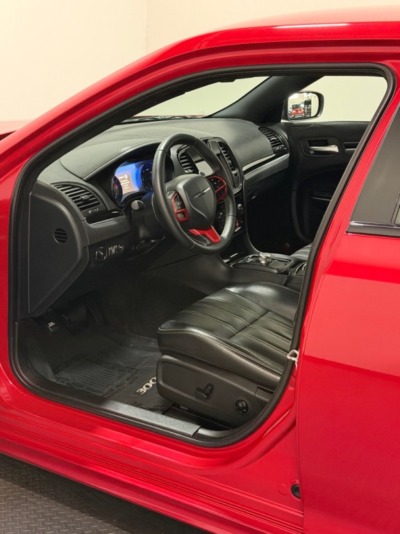 2017 Chrysler 300 Image 8