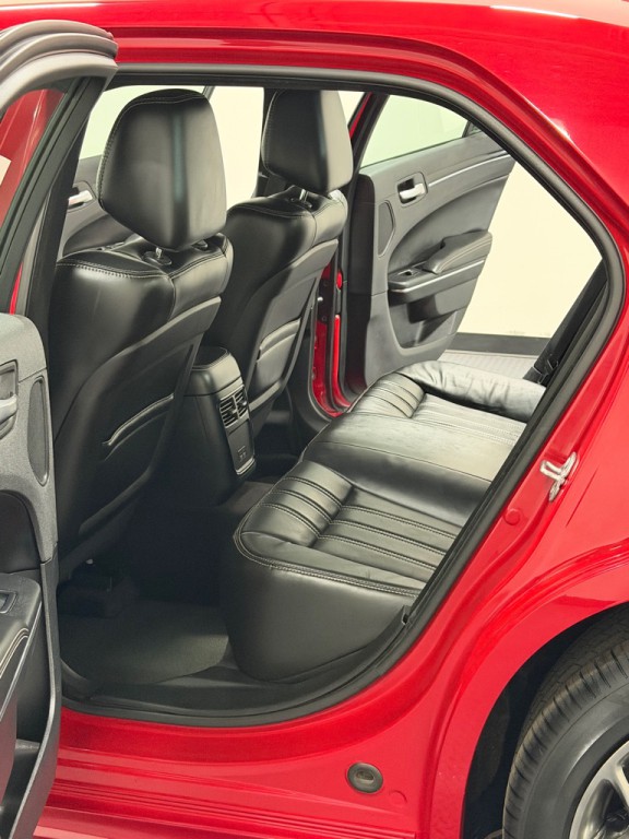 2017 Chrysler 300 Image 9