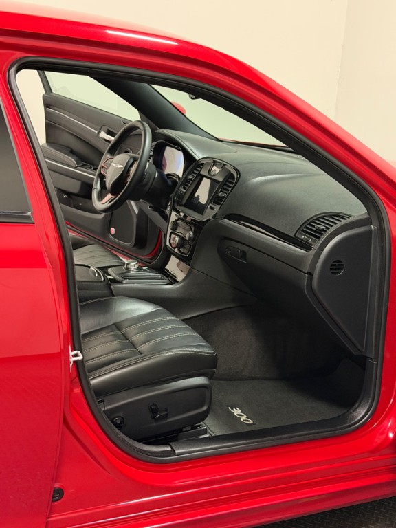 2017 Chrysler 300 Image 11
