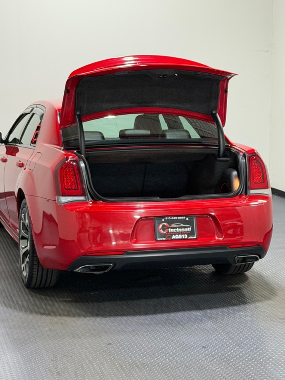 2017 Chrysler 300 Image 12