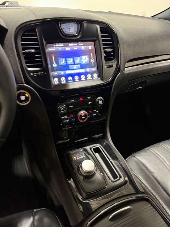 2017 Chrysler 300 Image 13
