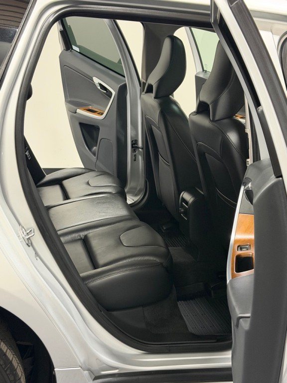 2016 Volvo XC60 Image 10