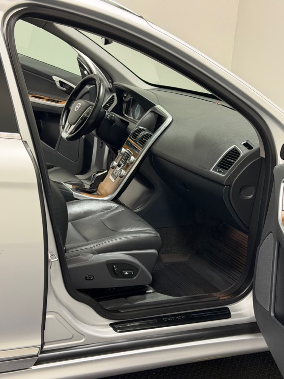2016 Volvo XC60 Image 11