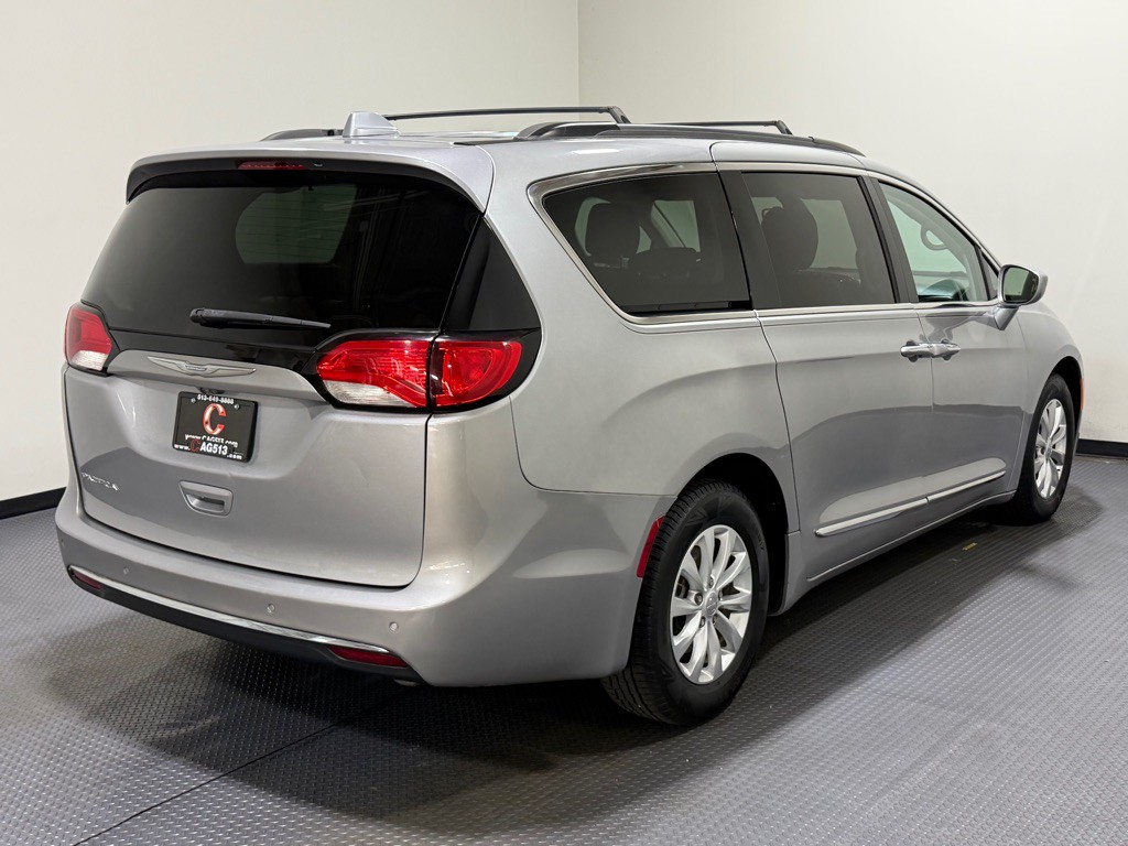 2017 Chrysler Pacifica Image 5