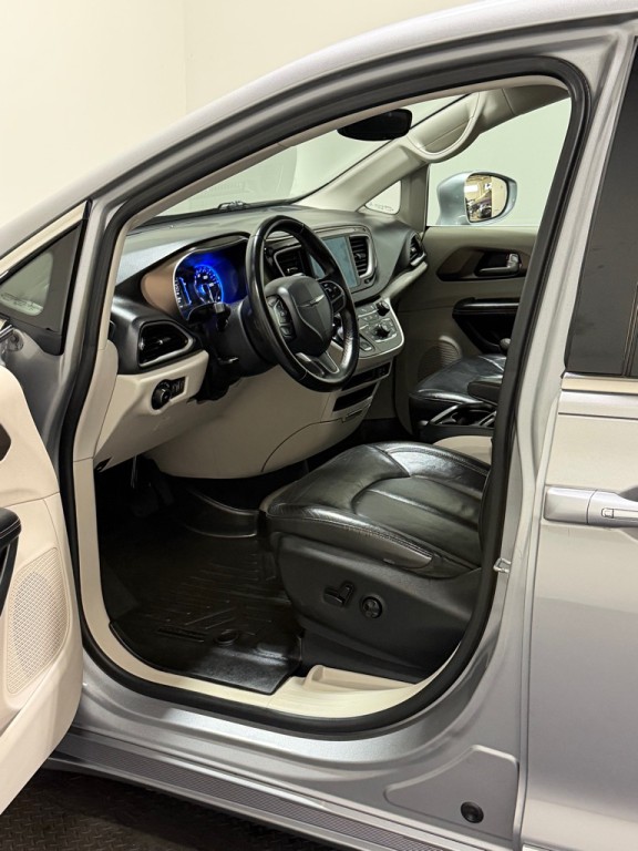 2017 Chrysler Pacifica Image 8
