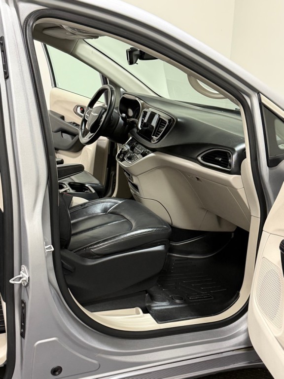 2017 Chrysler Pacifica Image 12