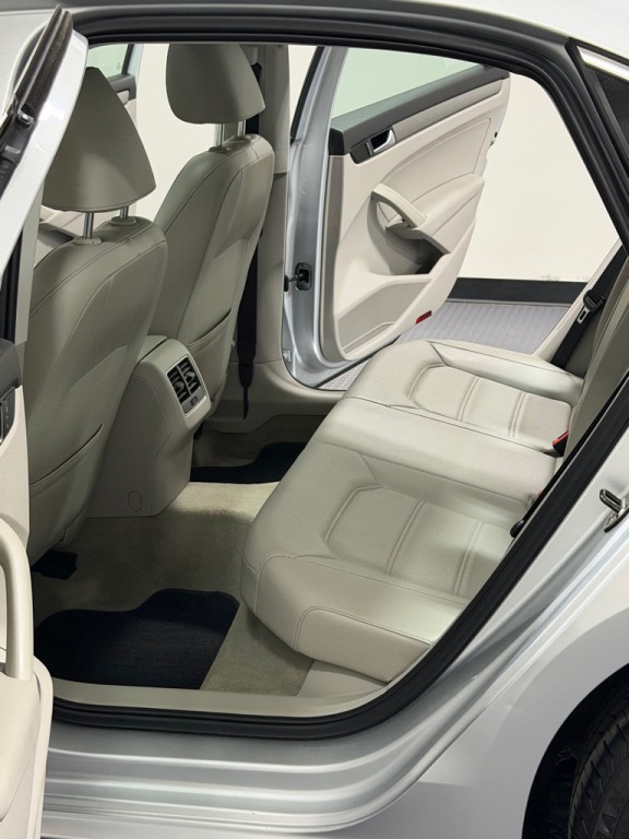 2014 Volkswagen Passat Image 9