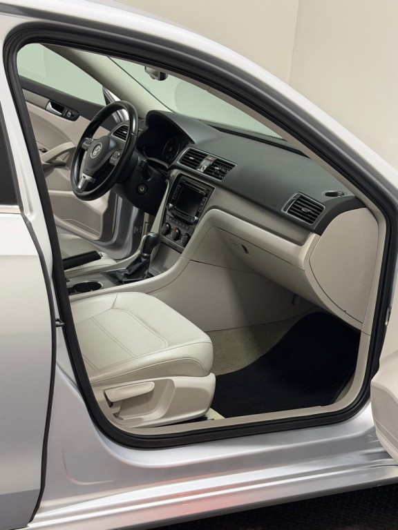 2014 Volkswagen Passat Image 11