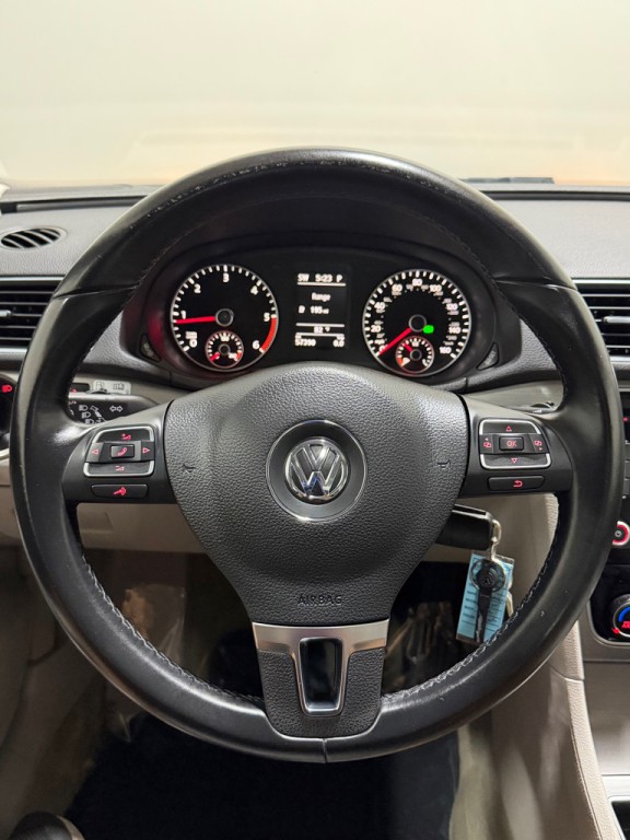 2014 Volkswagen Passat Image 15