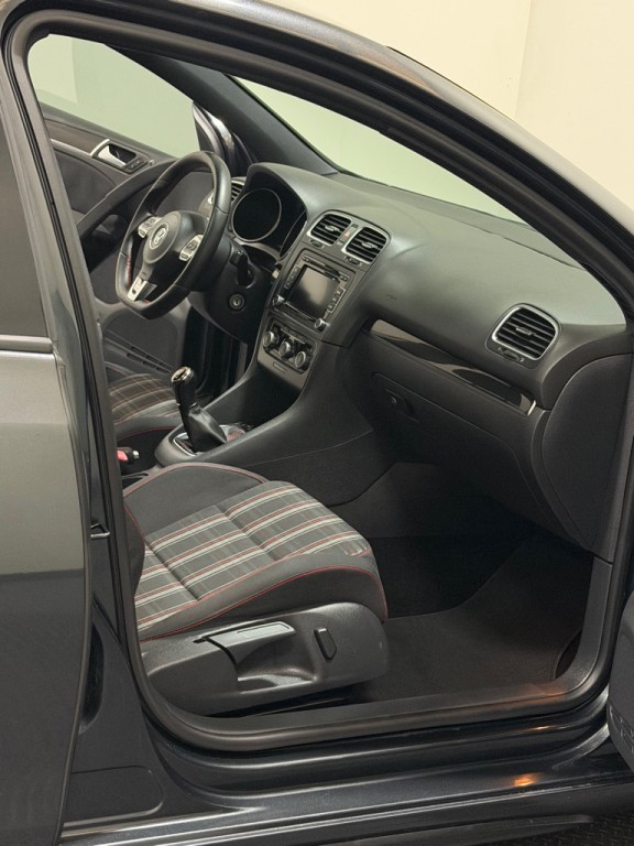 2010 Volkswagen GTI Image 11