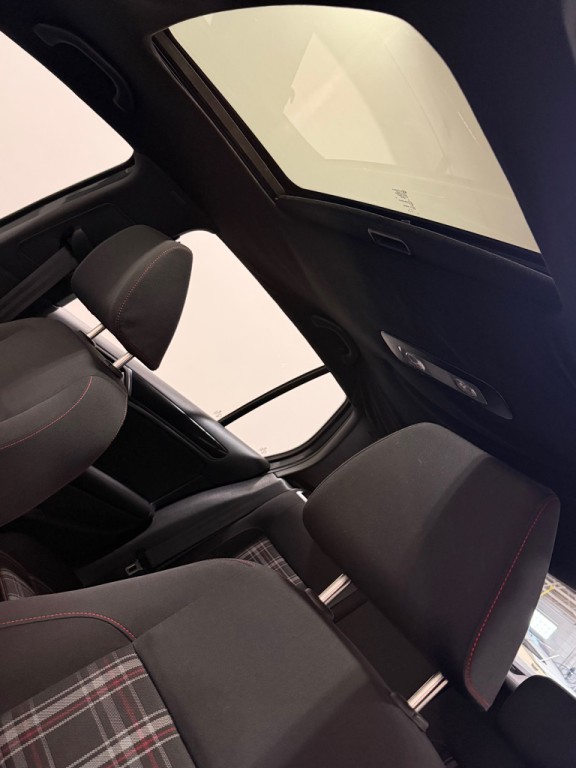 2010 Volkswagen GTI Image 16