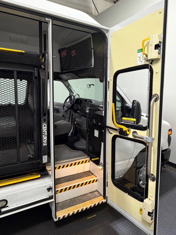 2013 Ford Econoline Image 11