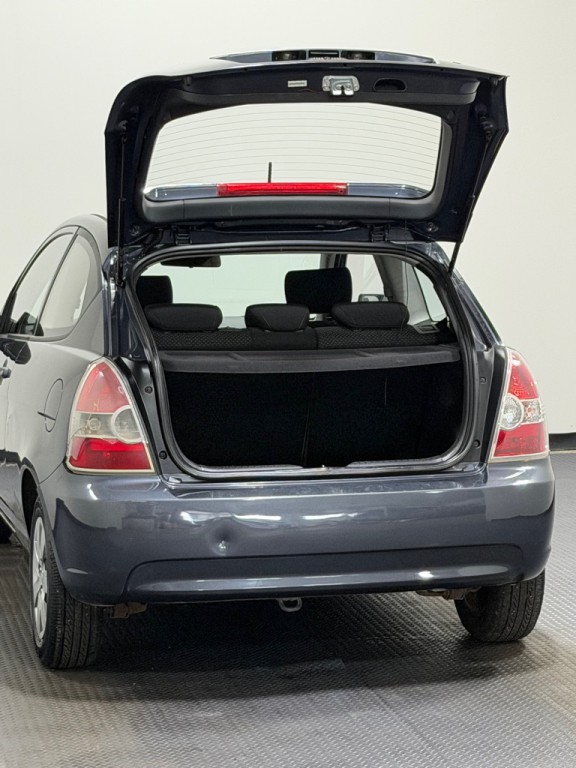 2008 Hyundai Accent Image 11