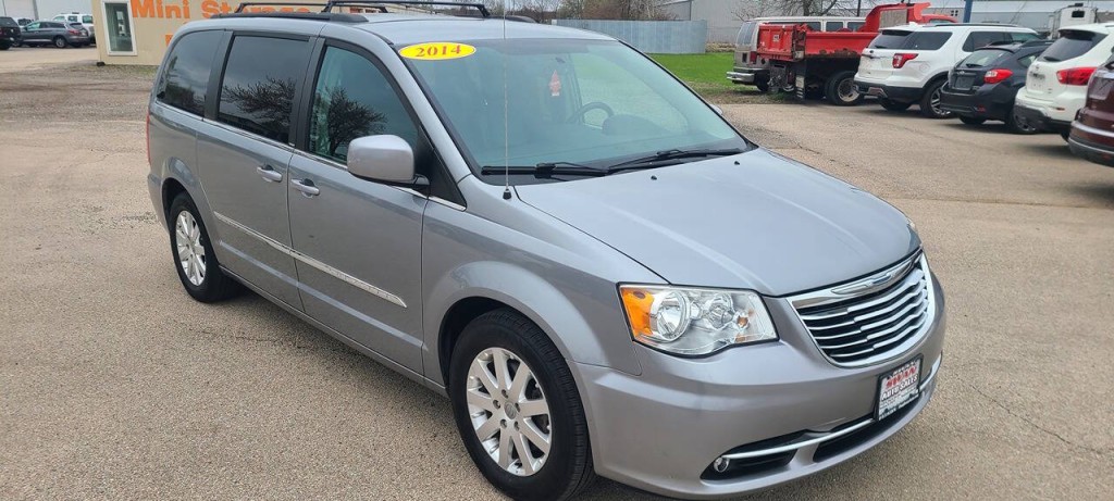 2014 Chrysler Town & Country Image 1