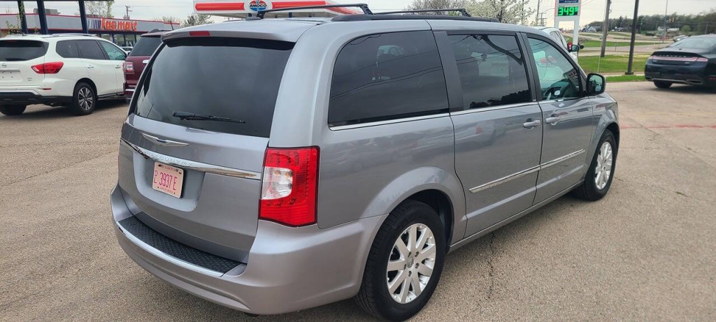 2014 Chrysler Town & Country Image 2