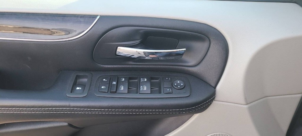 2014 Chrysler Town & Country Image 9