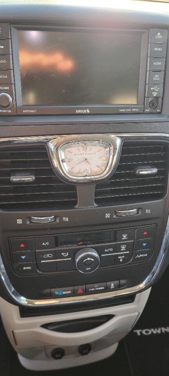 2014 Chrysler Town & Country Image 12