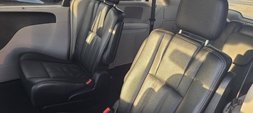 2014 Chrysler Town & Country Image 3