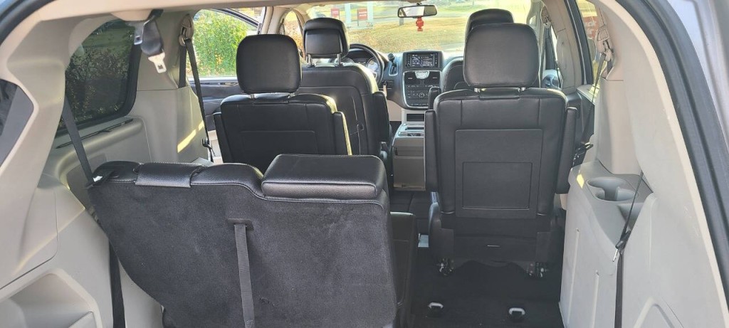 2014 Chrysler Town & Country Image 4