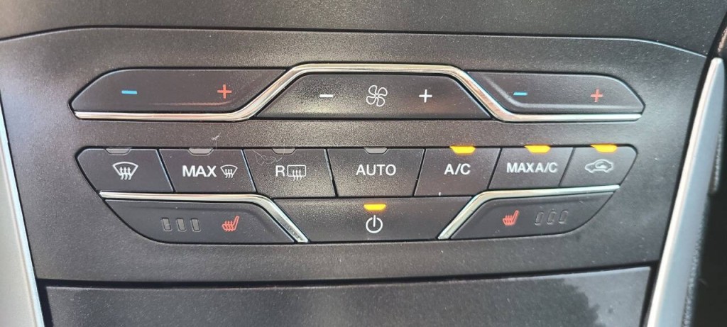 2017 Ford Edge Image 34