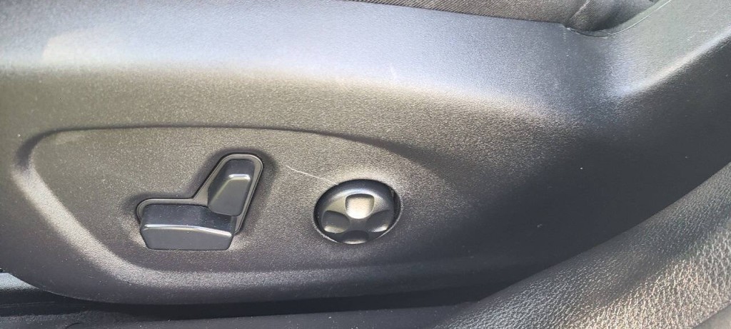 2015 Chrysler 200 Image 12