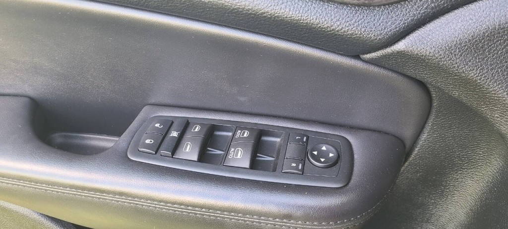 2015 Chrysler 200 Image 13