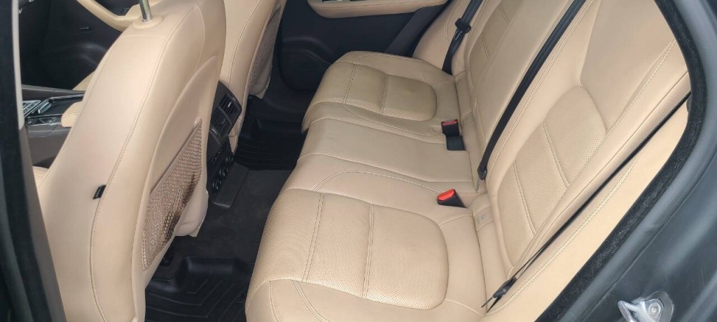 2018 Jaguar F-PACE Image 7