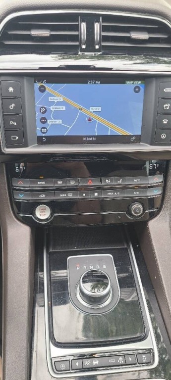 2018 Jaguar F-PACE Image 9