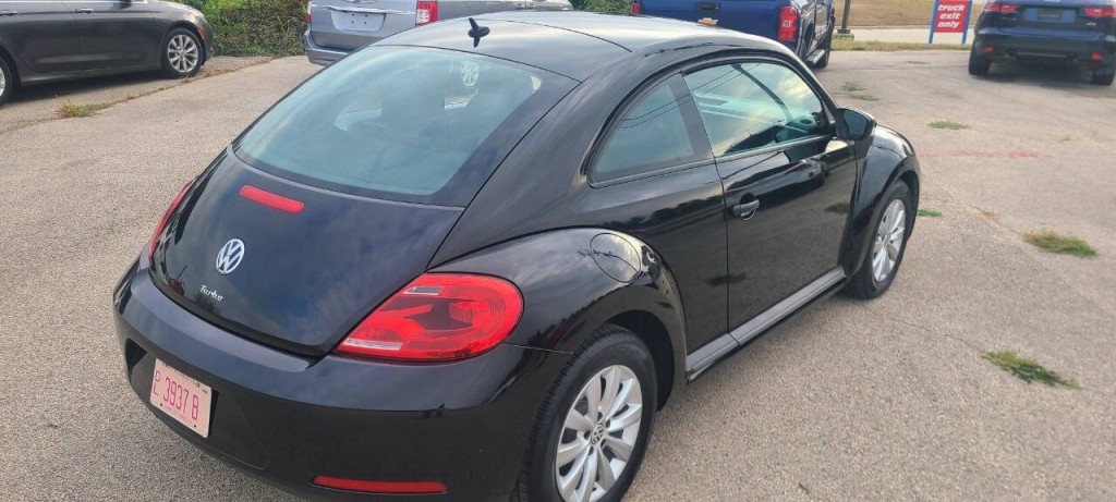 2016 Volkswagen Beetle Image 2
