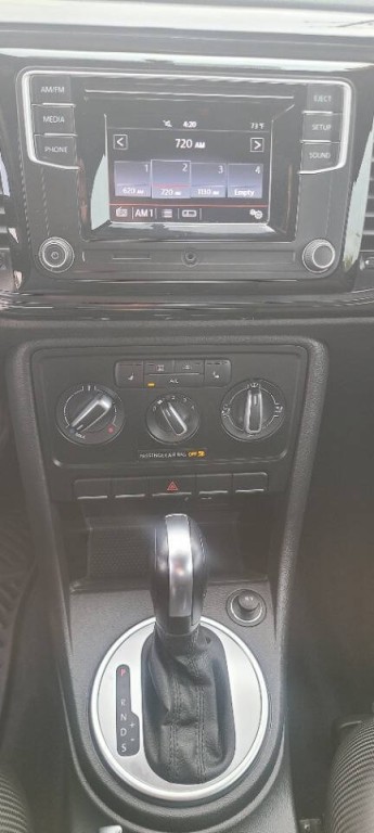 2016 Volkswagen Beetle Image 10