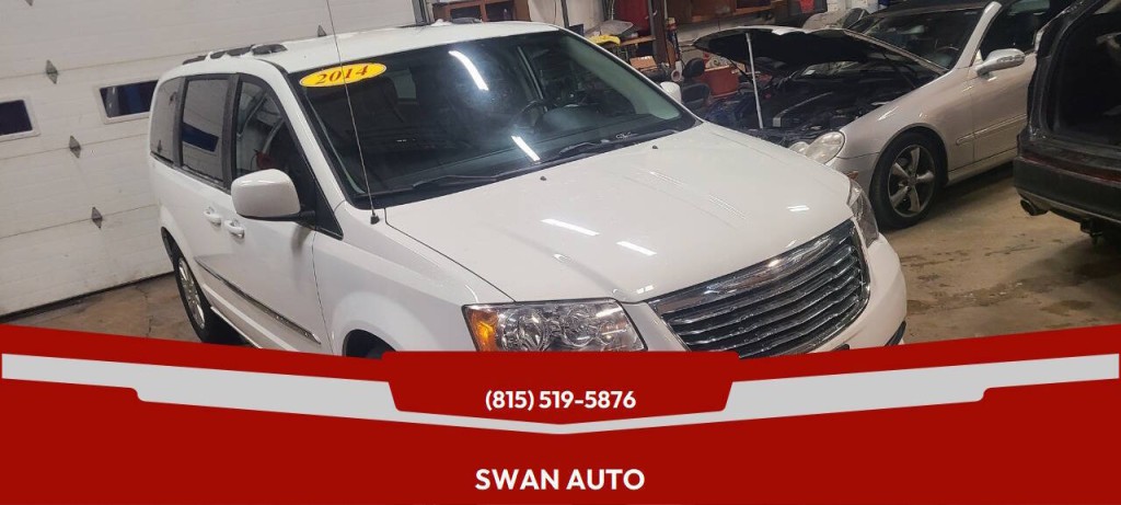 2014 Chrysler Town & Country Image 1