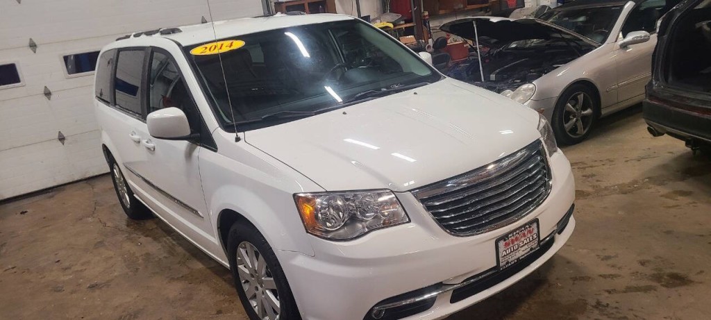 2014 Chrysler Town & Country Image 2