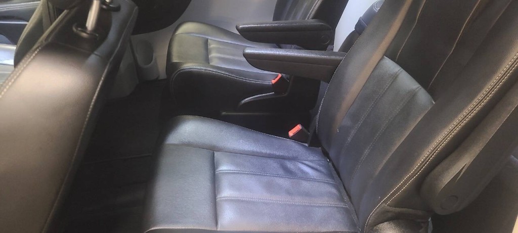 2014 Chrysler Town & Country Image 3