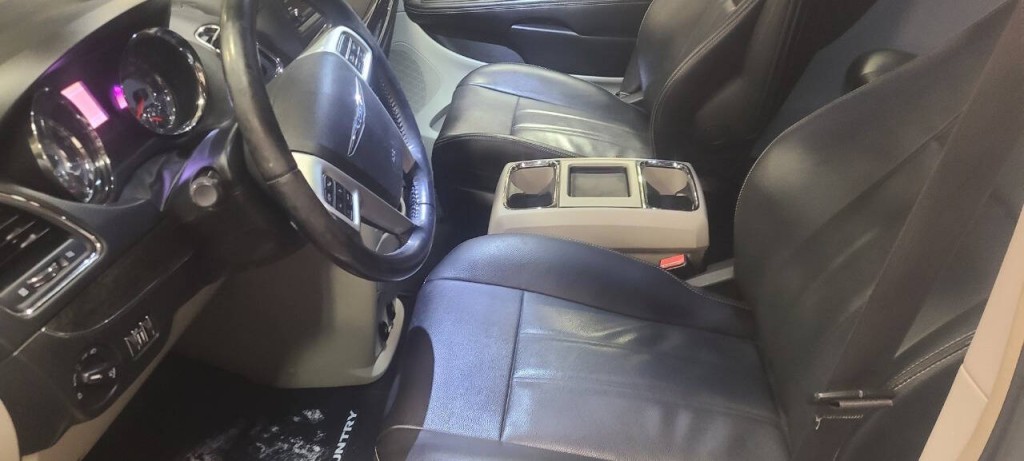 2014 Chrysler Town & Country Image 4