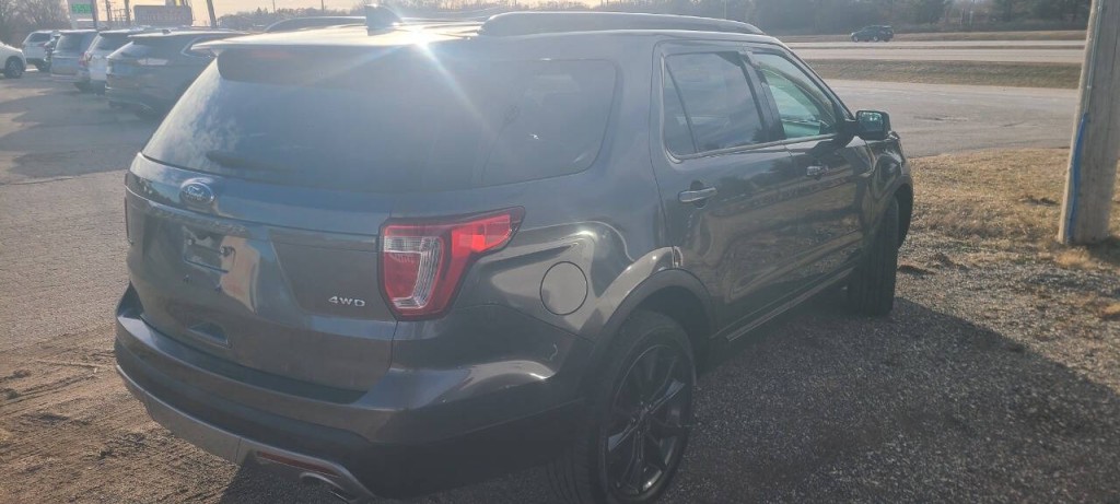 2017 Ford Explorer Image 2