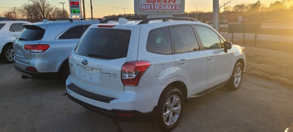 2016 Subaru Forester Image 17