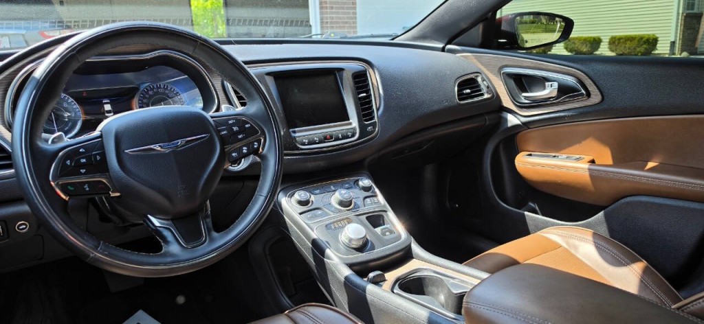 2016 Chrysler 200 Image 4