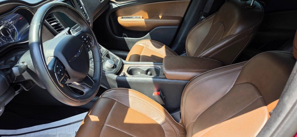 2016 Chrysler 200 Image 8