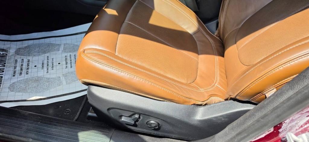 2016 Chrysler 200 Image 9