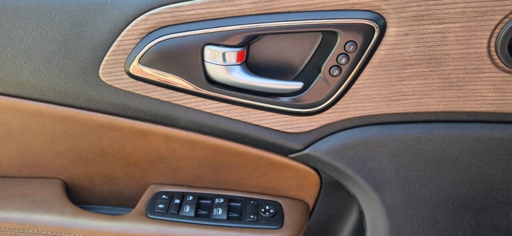 2016 Chrysler 200 Image 10