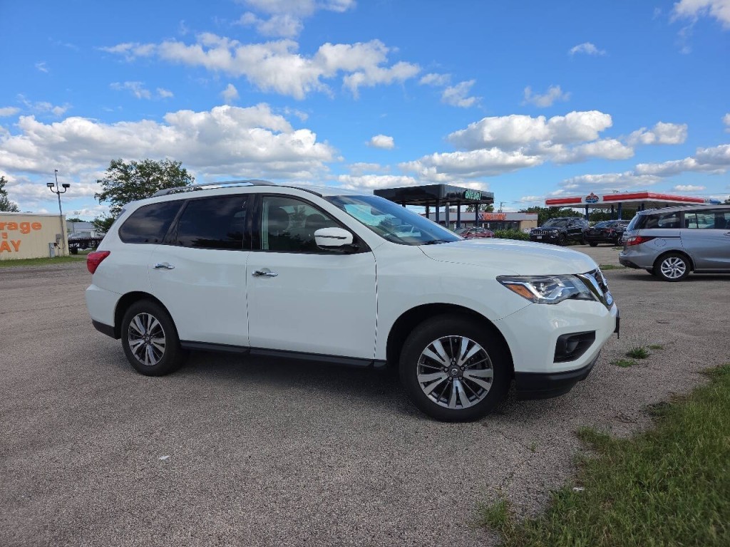 2017 Nissan Pathfinder Image 1