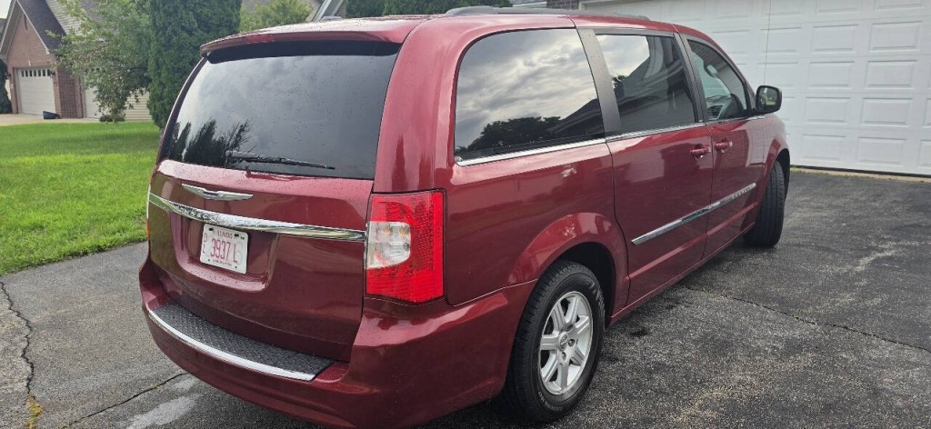 2011 Chrysler Town & Country Image 3