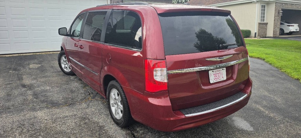 2011 Chrysler Town & Country Image 4